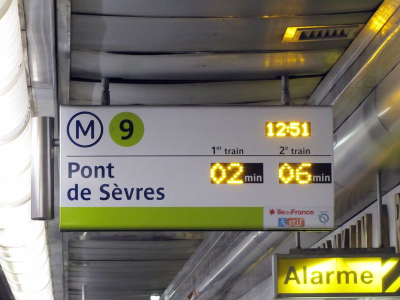 Указатели в метро Парижа