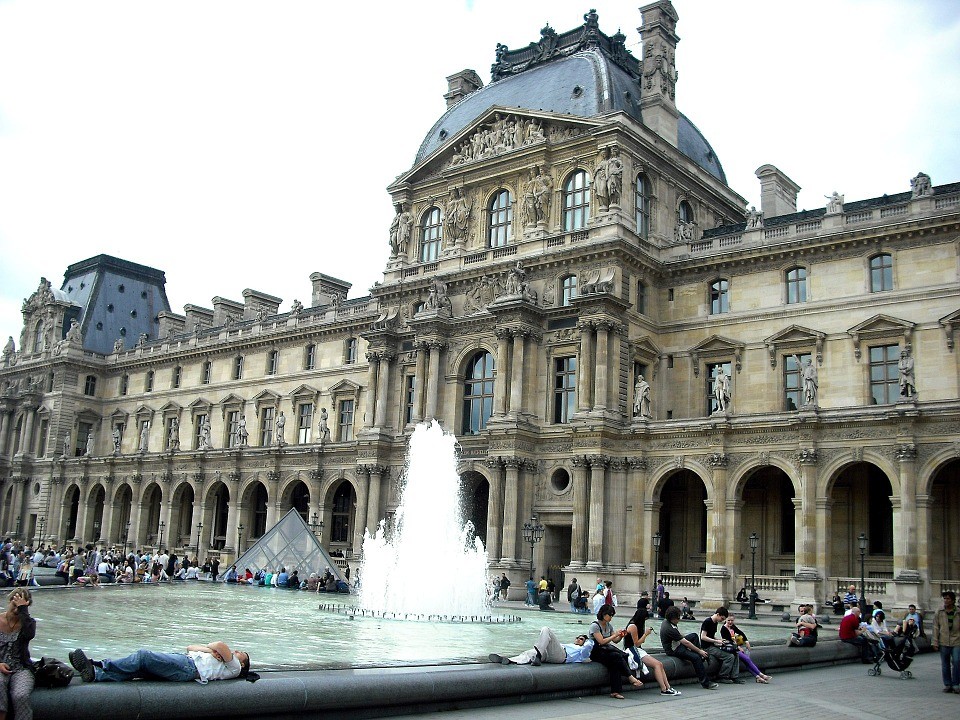Лувр в Париже (фото)