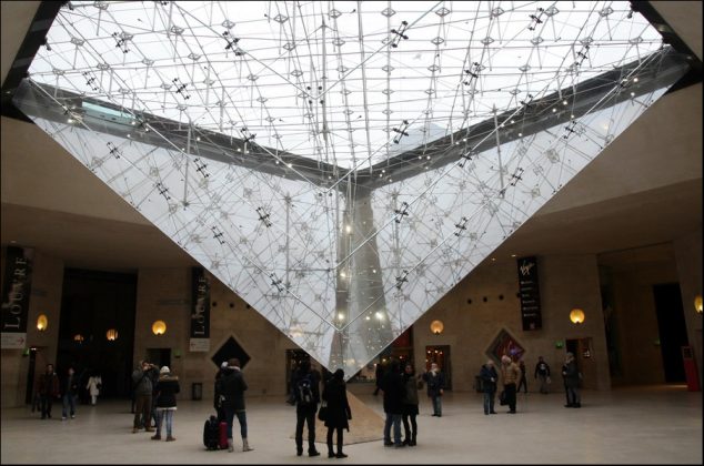 Пирамида Лувра (внутри)