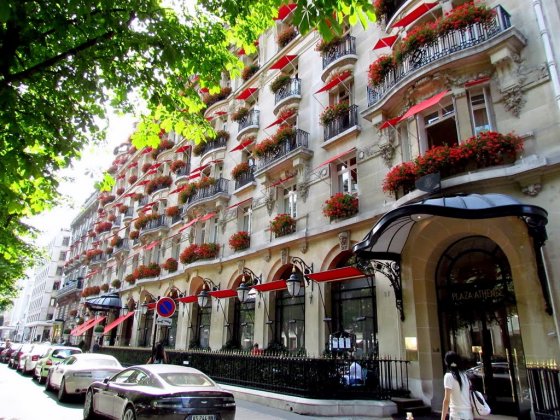 Отель Plaza Athenee Paris в Париже
