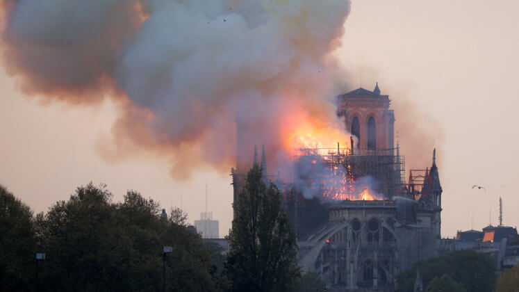 Пожар в Соборе Парижской Богоматери: видео и фото